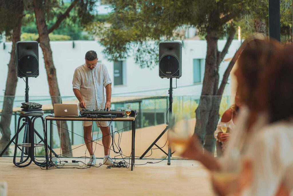 DJ en evento en SERAWA Moraira, lugar de celebraciones